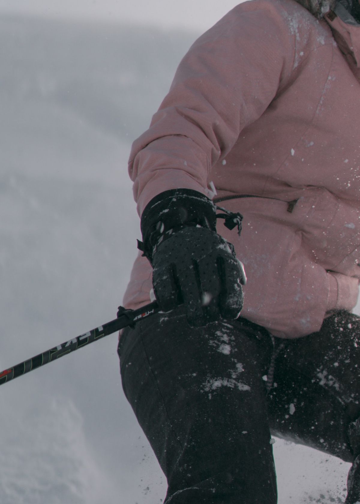 Best Women’s Ski Gloves for an Awesome Day on the Slope!